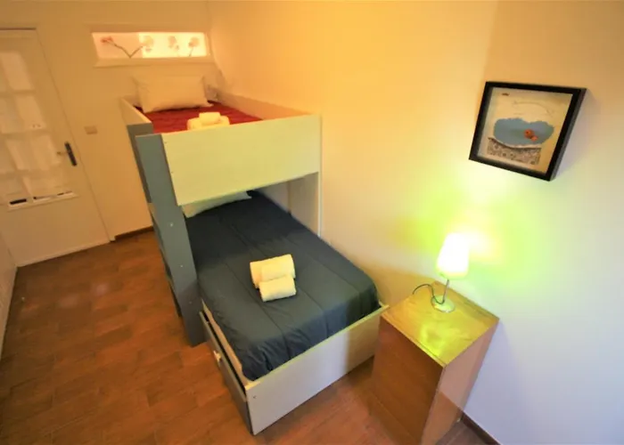 Quiet And Central אבאירו