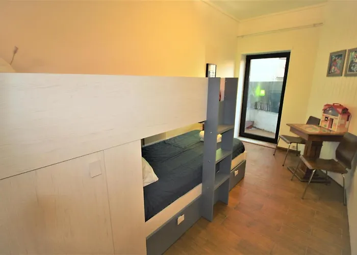 Quiet And Central אבאירו